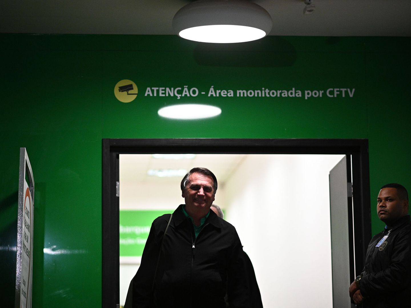 El expresidente de Brasil, Jair Bolsonaro, a su salido del aeropuerto en Brasilia. (EFE/Andre Borges) 