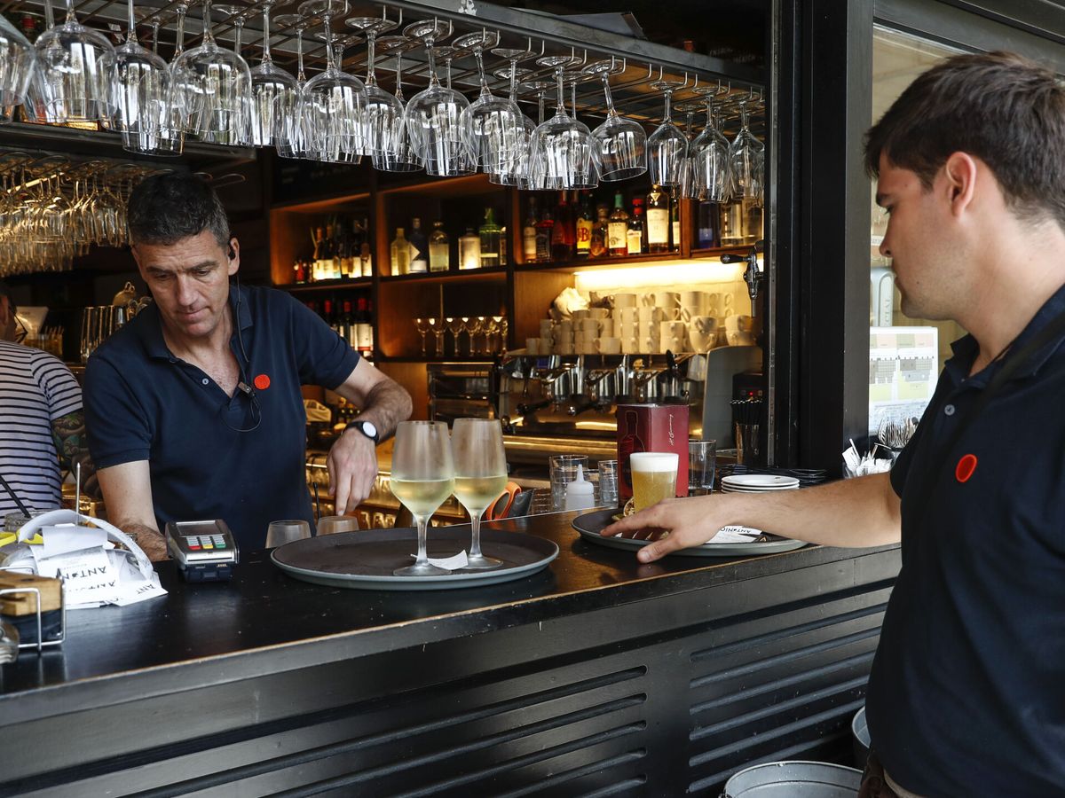 Foto: Unos camareros en un bar de San Sebastián. (EFE/Juan Herrero)