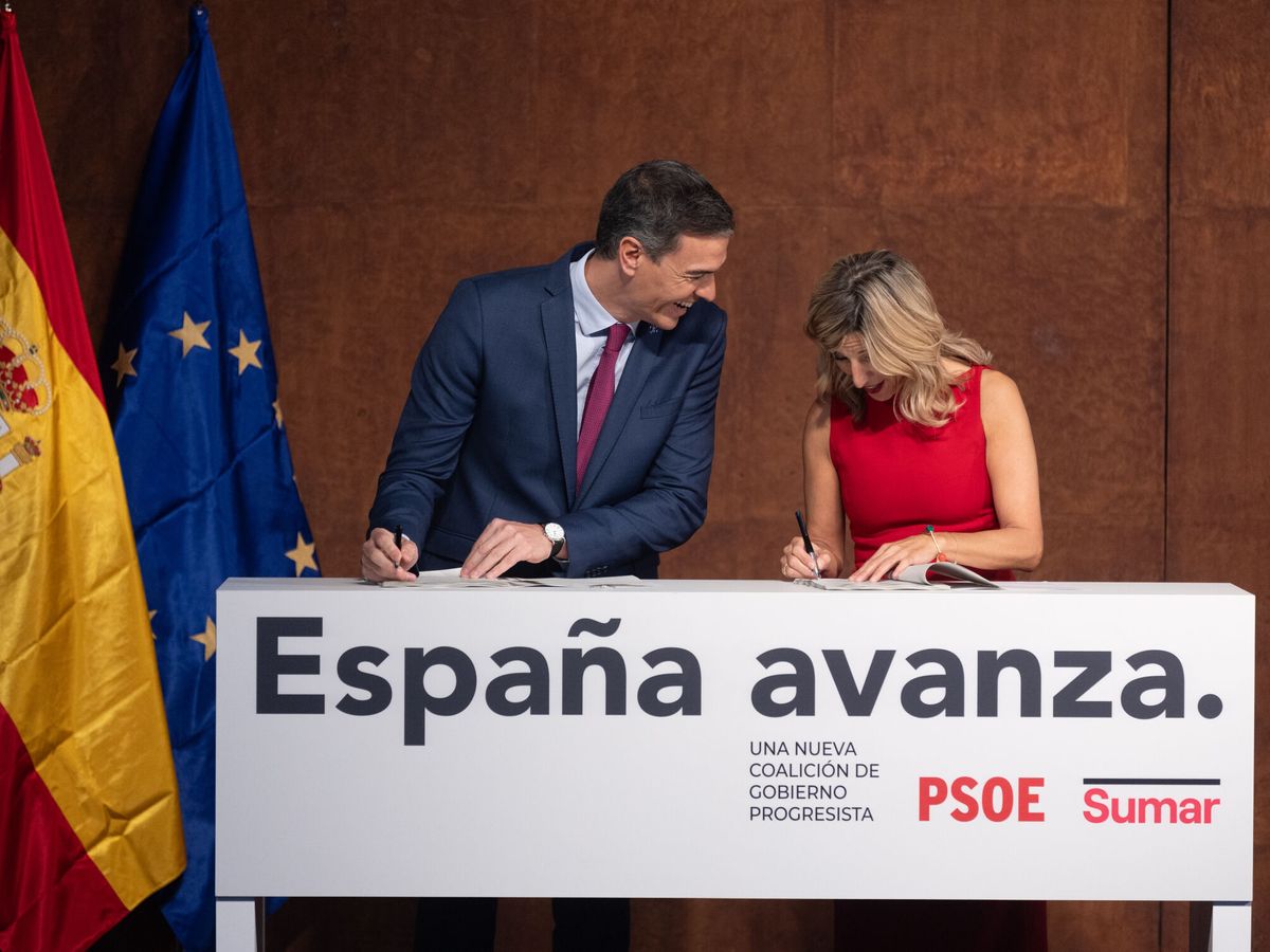Foto: Pedro Sánchez y Yolanda Díaz firman su acuerdo de Gobierno. (EP/Eduardo Parra)