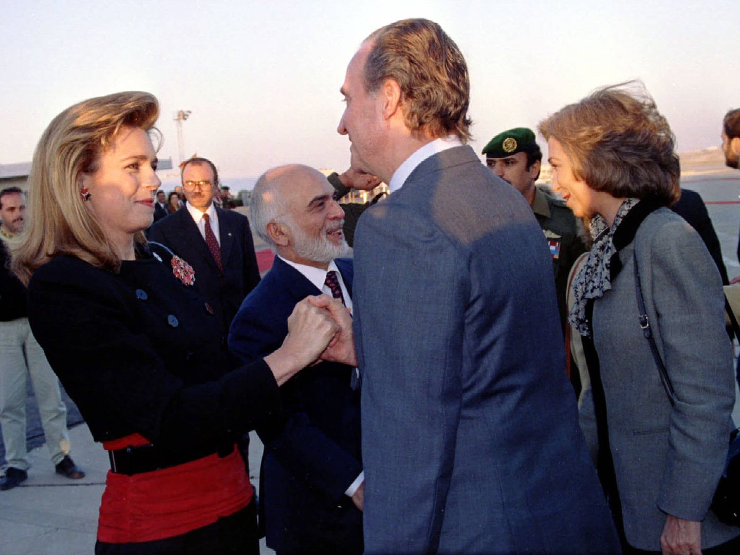 Los reyes Noor y Hussein saludan a Juan Carlos y Sofía de España. (Reuters)
