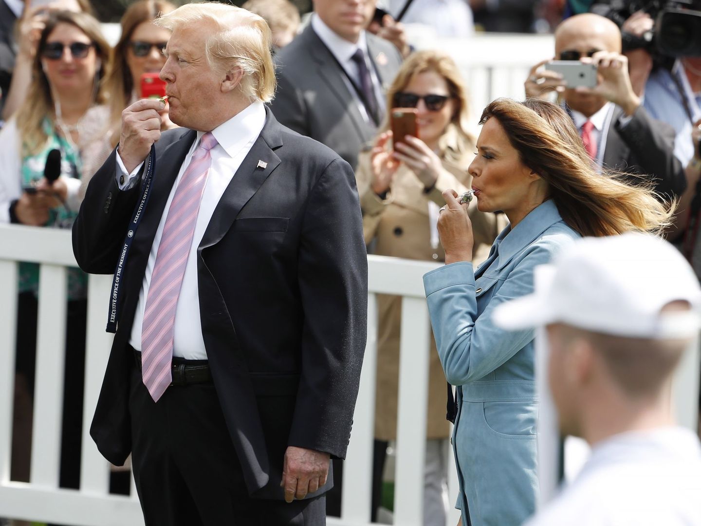  Donald y Melania, durante la tradicional carrera del huevo en el jardín de la Casa Blanca. (Efe)