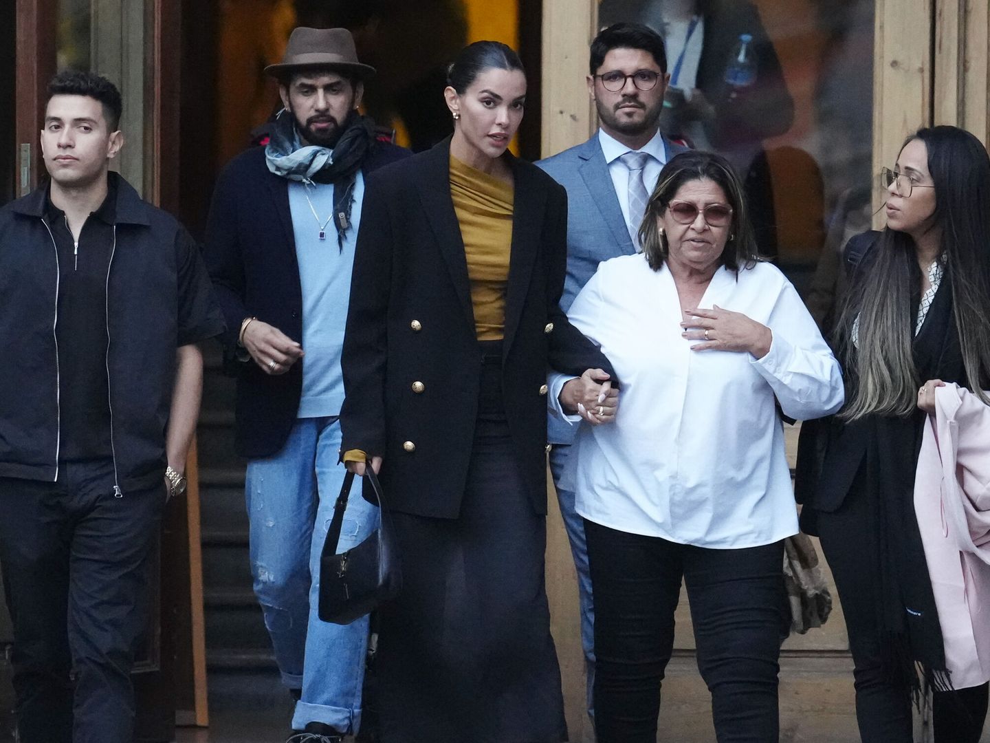 Joana Sanz, a la salida del juzgado, junto a la madre de Alves.