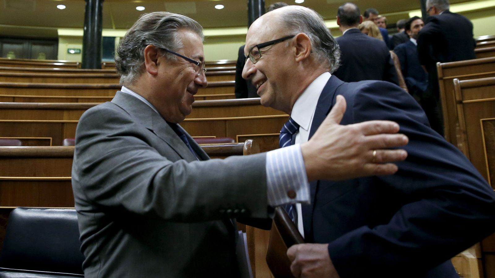 Foto: Juan Ignacio Zoido y Cristóbal Montoro en el Congreso. (EFE)