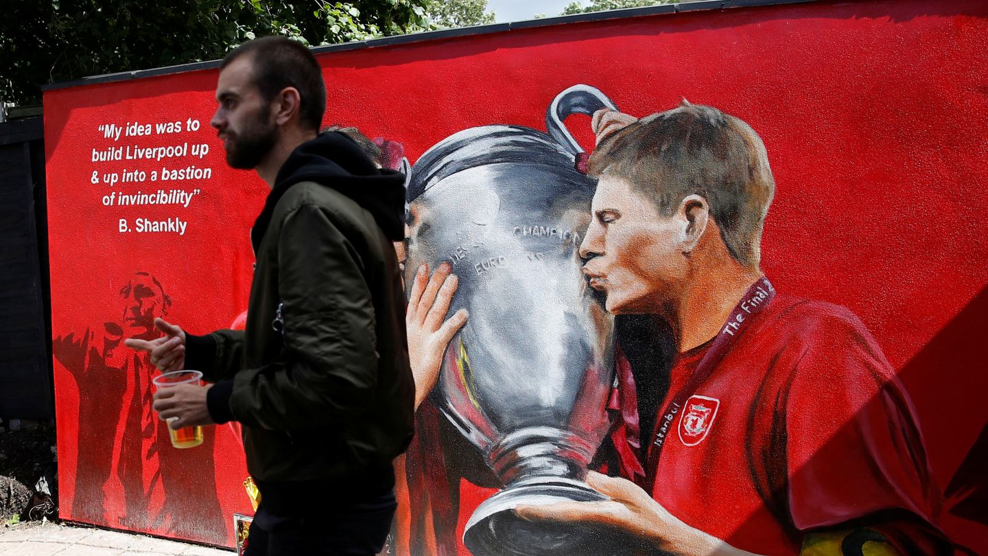 Mural cercano a Anfield con Gerrard como protagonista. (Reuters)