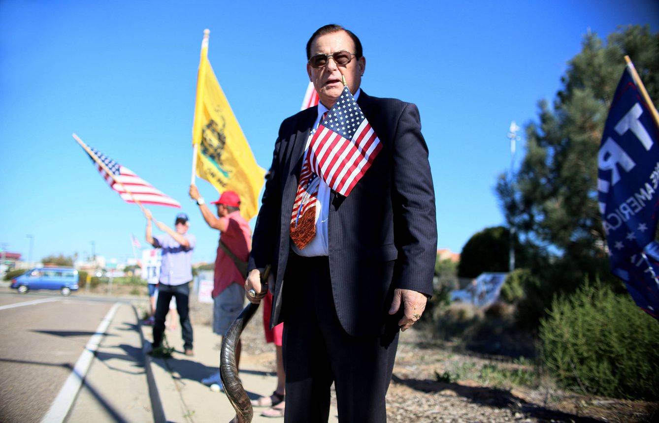 Un manifestante a favor de Donald Trump, en Camp Pendleton, Oceanside, California, el 11 de noviembre de 2016. (Reuters)