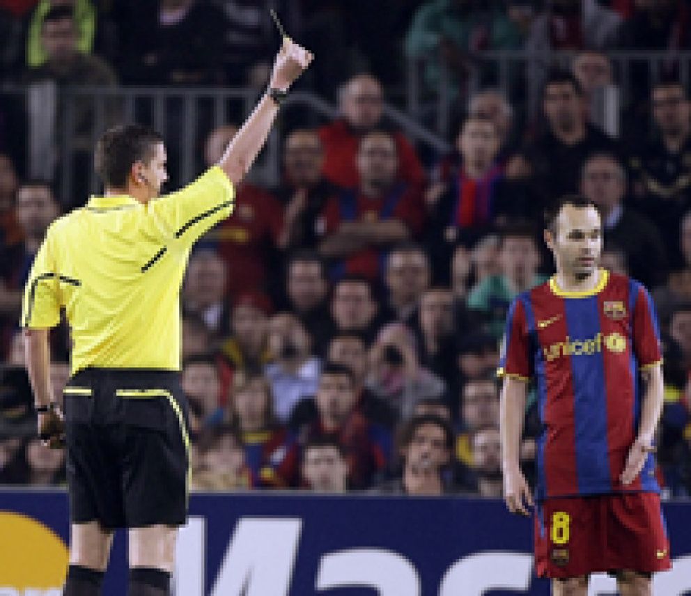 Foto: La UEFA no sanciona a Iniesta por provocar su amarilla pero sí castiga a Nilmar y Cazorla