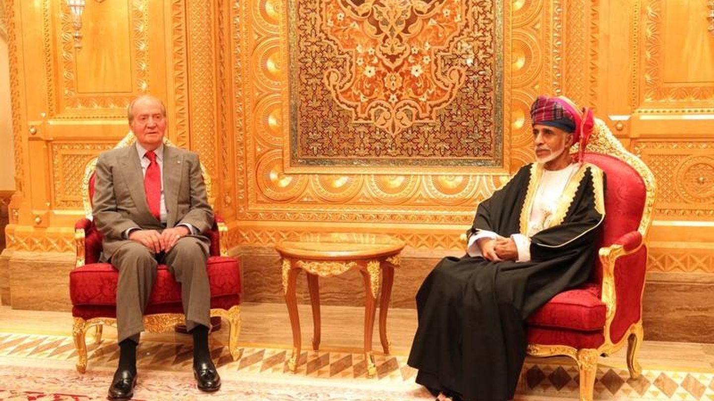 Juan Carlos I junto al sultán de Omán Qaabos Bin Said. (Casa Real)