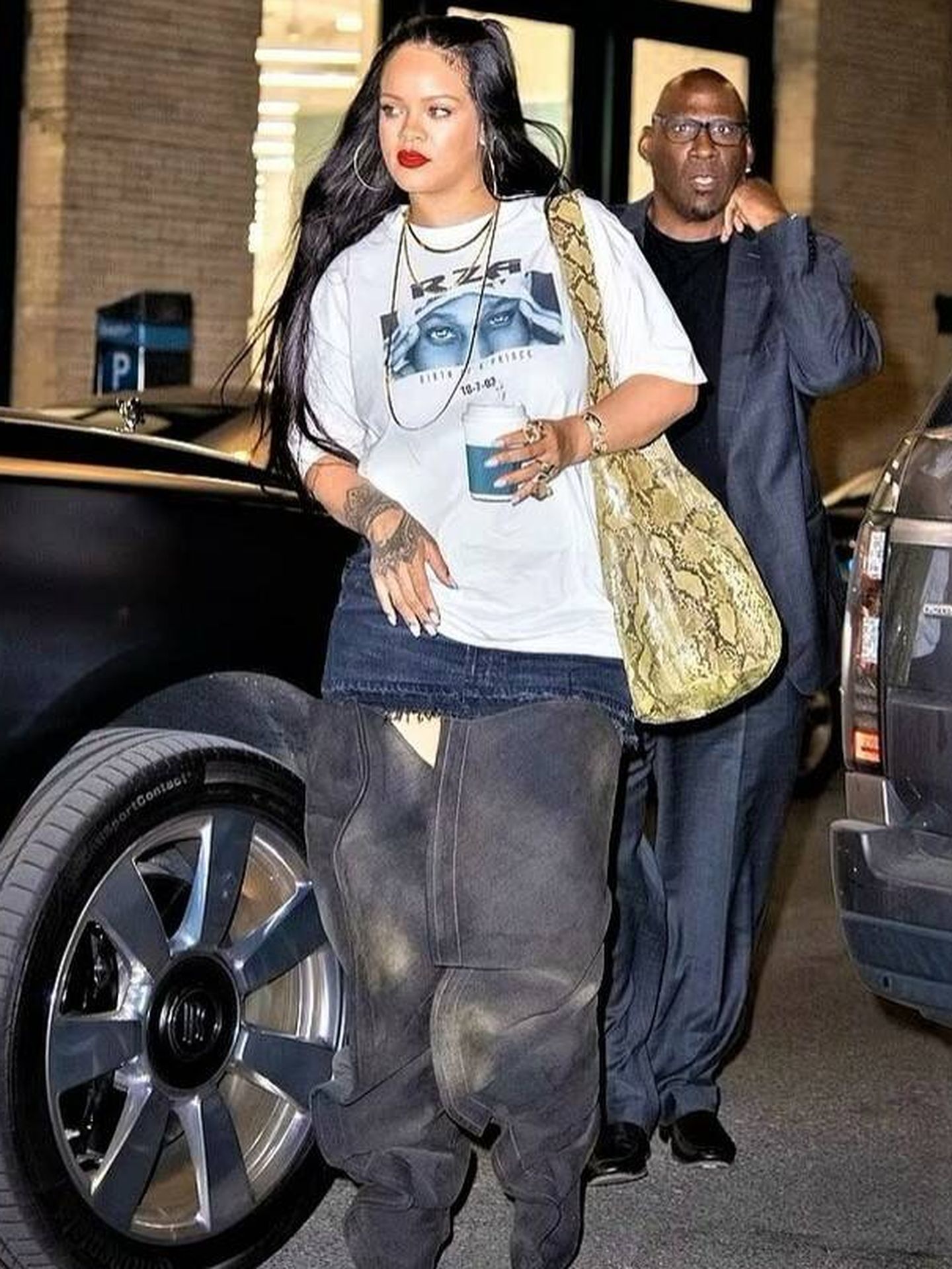 Rihanna, con bolso vintage de Gucci. (Instagram/@lab2022)
