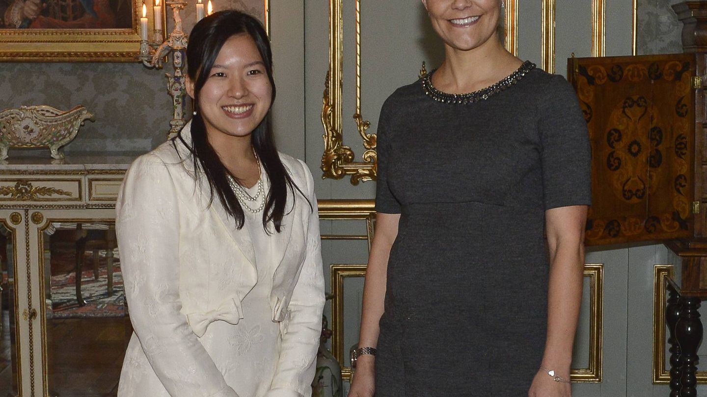 Ayako junto a Victoria de Suecia. (Cordon)