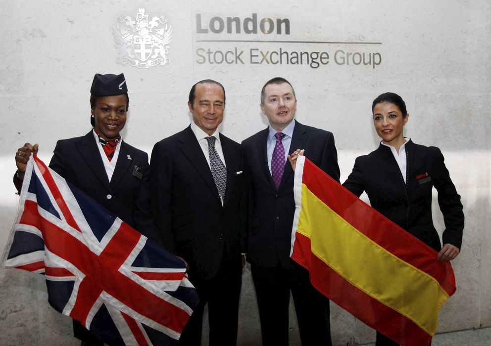 Foto: El presidente de Iberia, Antonio Vázquez (2-i), posa junto al delegado de British Airways, Willie Walsh (Efe)