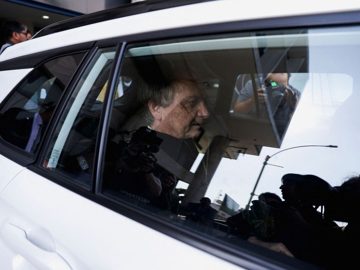 Foto: El expresidente de Brasil Jair Bolsonaro se sienta dentro de un coche tras llegar al aeropuerto de Río de Janeiro. (Reuters/Pilar Olivares)