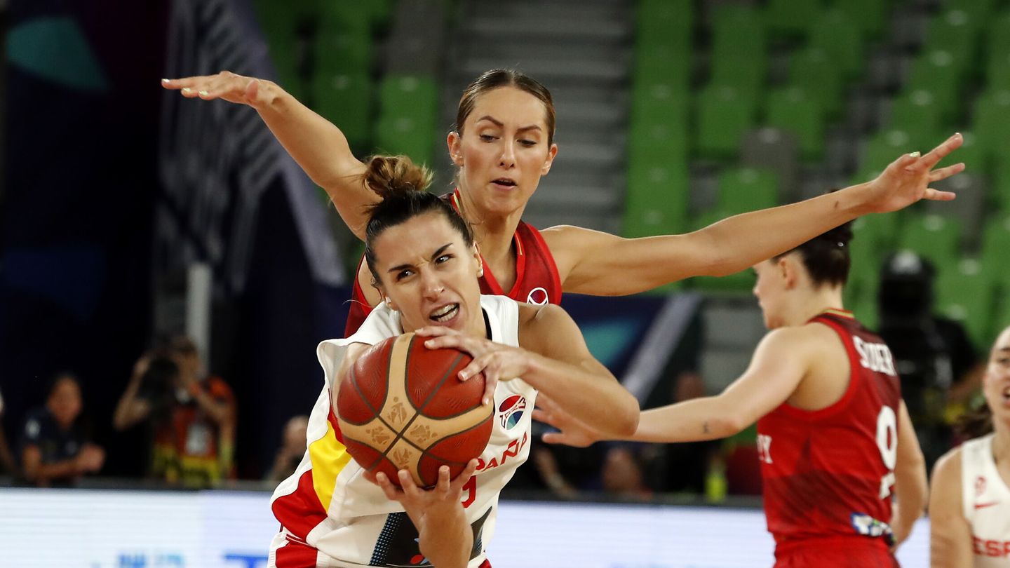 Queralt Casas captura un rebote durante la semifinal del Eurobasket femenino. (EFE/Antonio Bat) 