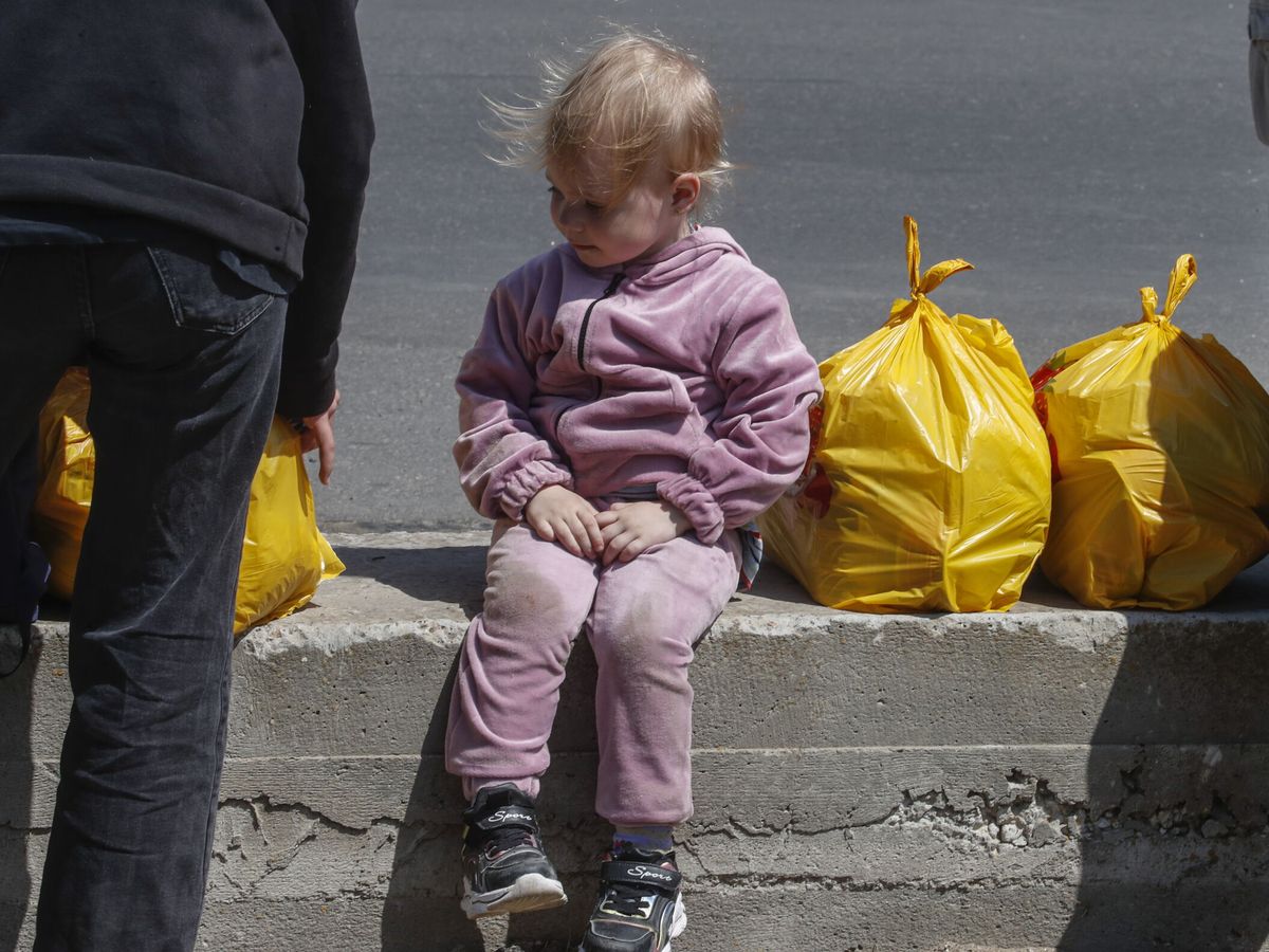 Foto: Un niña en Berdiansk, Ucrania. (EFE/ Sergei Ilnitsky)