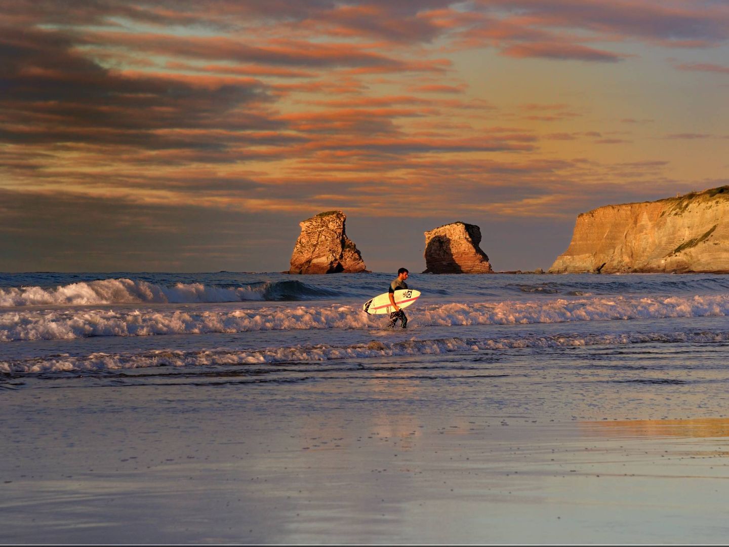 Surfear aquí es como el comer. Al fondo, las rocas gemelas. (Foto: Turismo Hendaya)