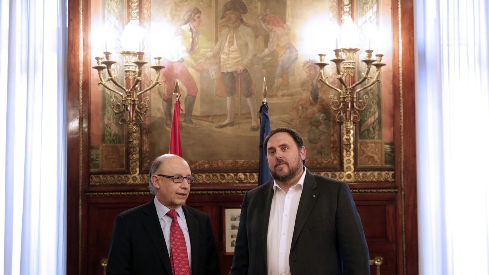 Foto: El ministro de Hacienda y Administraciones Públicas, Cristóbal Montoro (i) junto a Oriol Junqueras. (EFE)