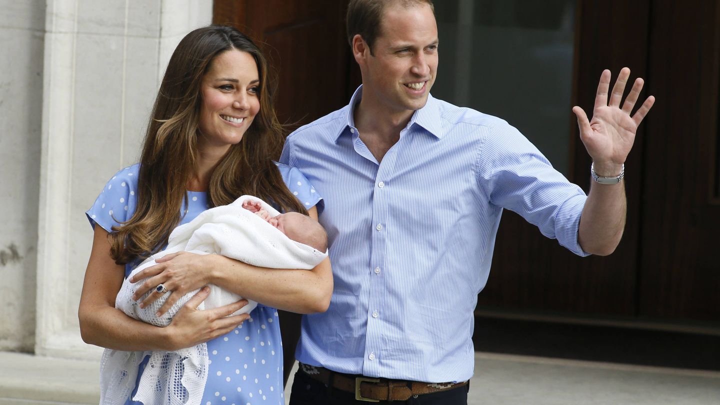 Guillermo y Kate posan con un recién nacido George en 2013. (Gtres)