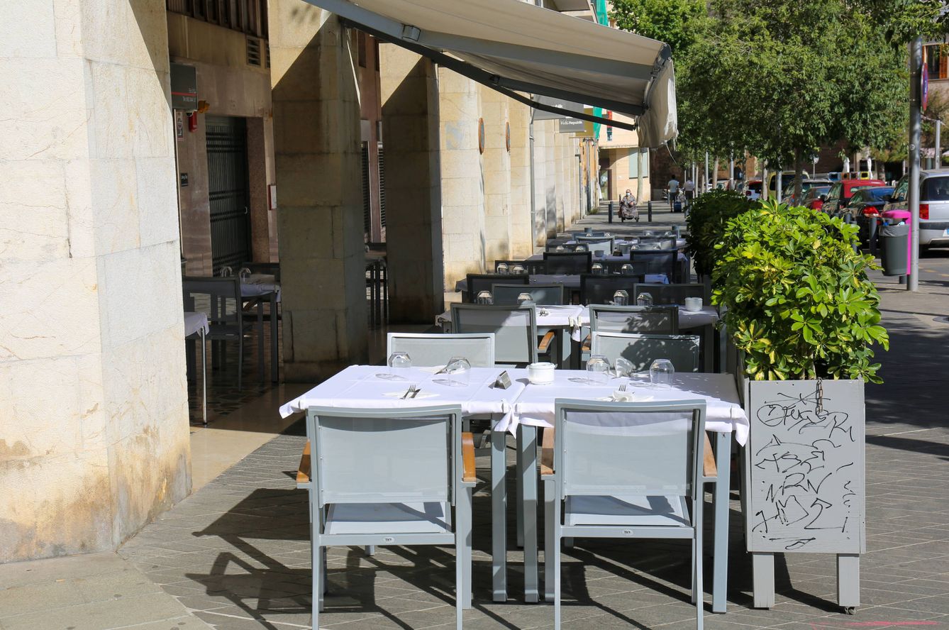 Mesas vacías en una terraza del centro de Palma. (D.B.)