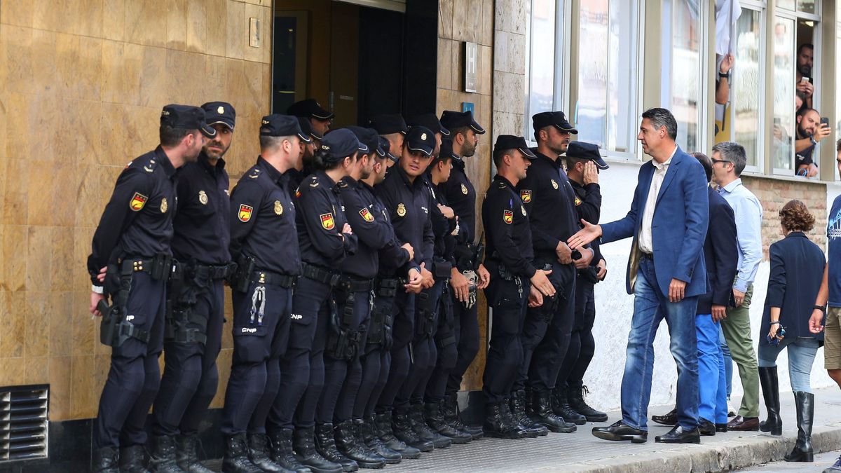 García Albiol muestra su apoyo a los policías de Pineda del Mar