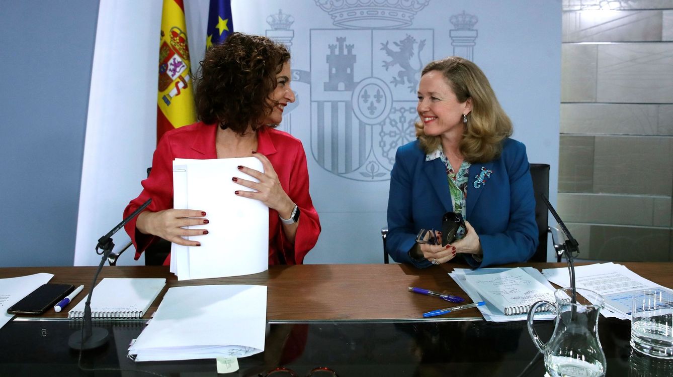 Foto: La vicepresidenta tercera y ministra de Asuntos Económicos y Transformación Digital del Gobierno, Nadia Calviño (d) junto con la ministra de Hacienda, María Jesús Montero (i). (EFE)