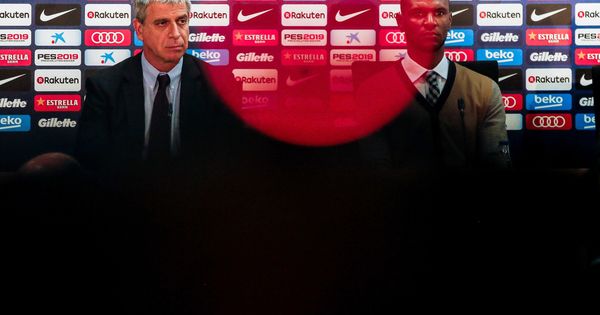 Foto: El francés Éric Abidal (d), junto al vicepresidente del FC Barcelona, Jordi Mestre. (EFE)