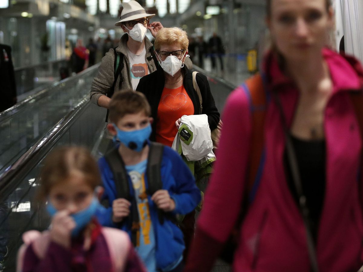 Foto: Turistas con máscaras para evitar el contagio del virus en el aeropuerto Suvarnabhumi de Tailandia. (EFE)