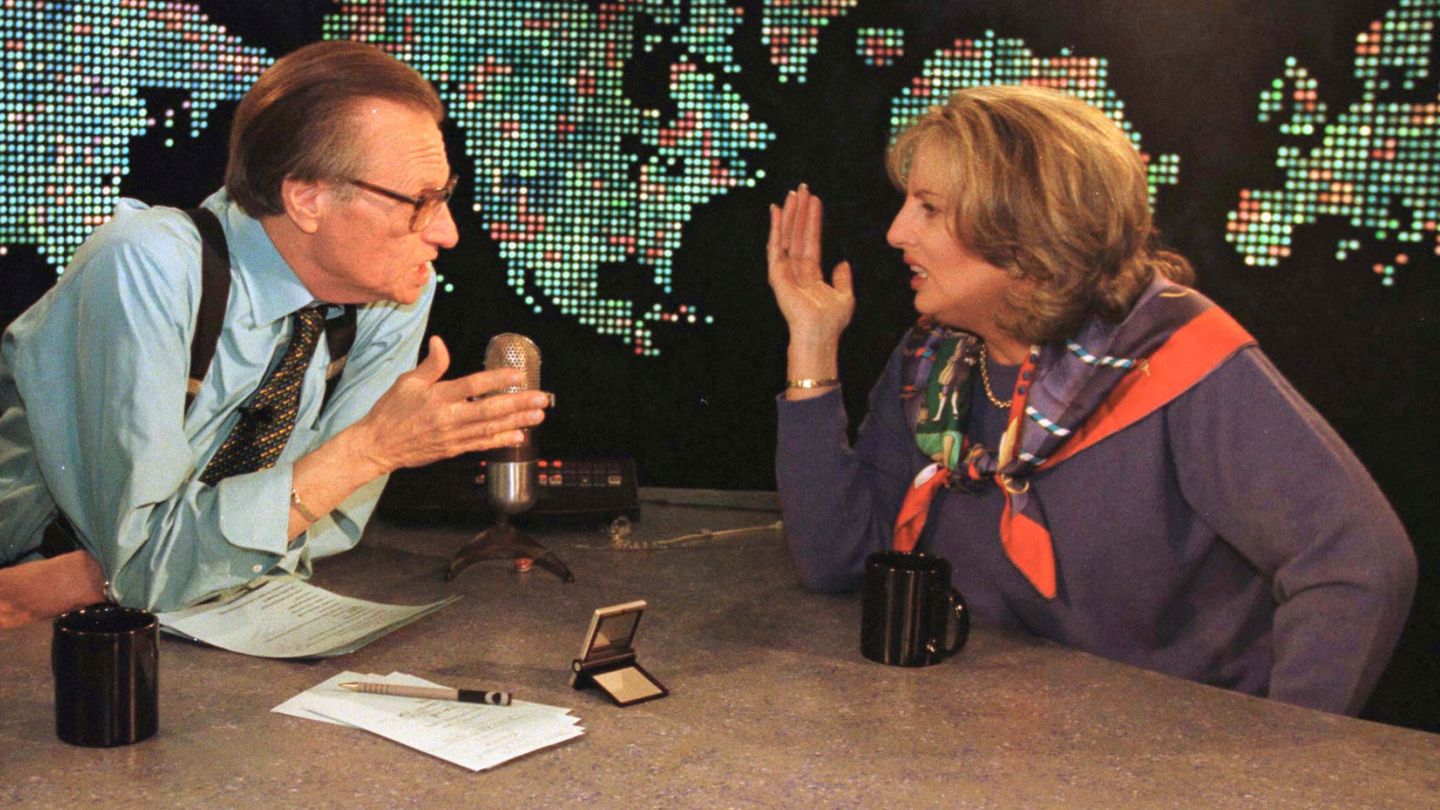 En su mítico programa de CNN, 'Larry King Live,' entrevistando a Linda Tripp en febrero de 1999. (Reuters).