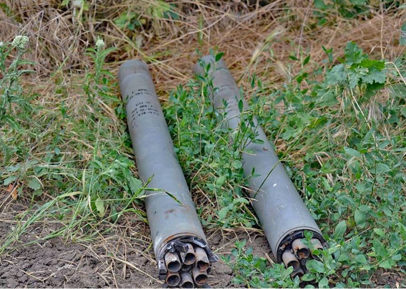 Dos misiles S-8 hallados en las inmediaciones de la zona residencial de Pavlopil. (F.B)