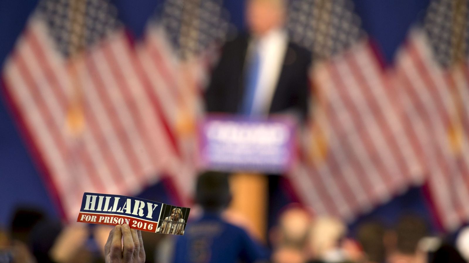 Foto: Un partidario de Donald Trump exhibe una pegatina donde se lee: "Hillary a la cárcel en 2016", durante la Convención Republicana de Cleveland (Reuters)