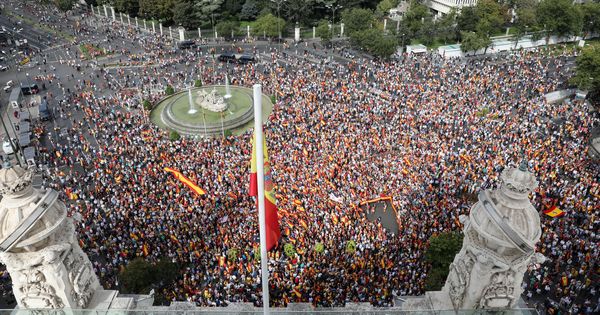 Foto: Manifestación en la plaza Cibeles (Madrid). (Reuters)