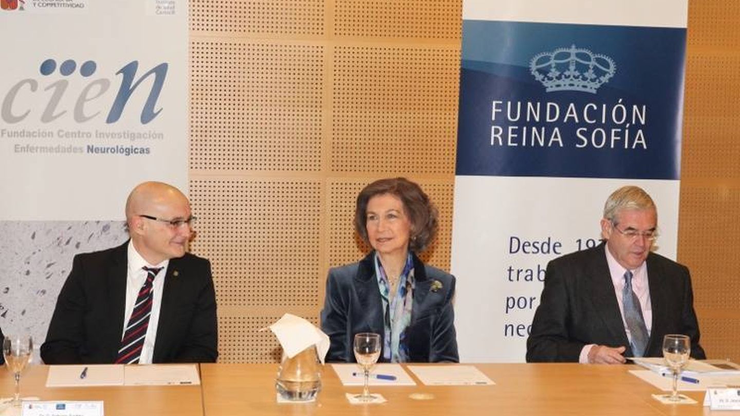 La reina Sofía, junto al antiguo director general del Instituto de Salud Carlos III,Antonio Andreu (i.) y el director científico cesado de la Fundación Cien, Jesús Ávila. (Casa de S.M. el Rey) 