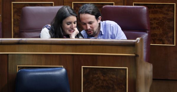 Foto: El líder de Podemos, Pablo Iglesias, y la portavoz en el Congreso de la formación, Irene Montero. (EFE)