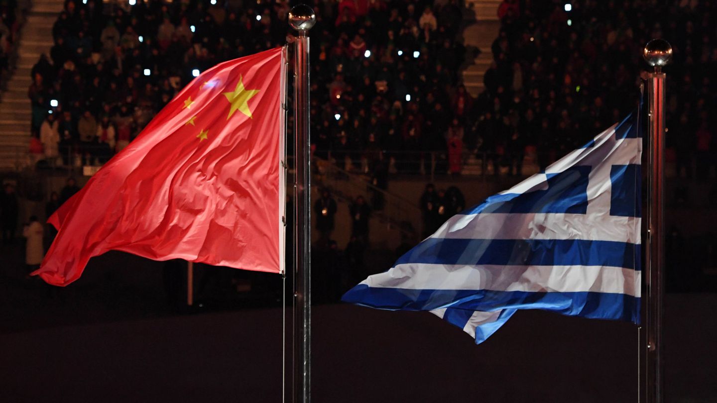 Las banderas de China y Grecia. (Reuters)