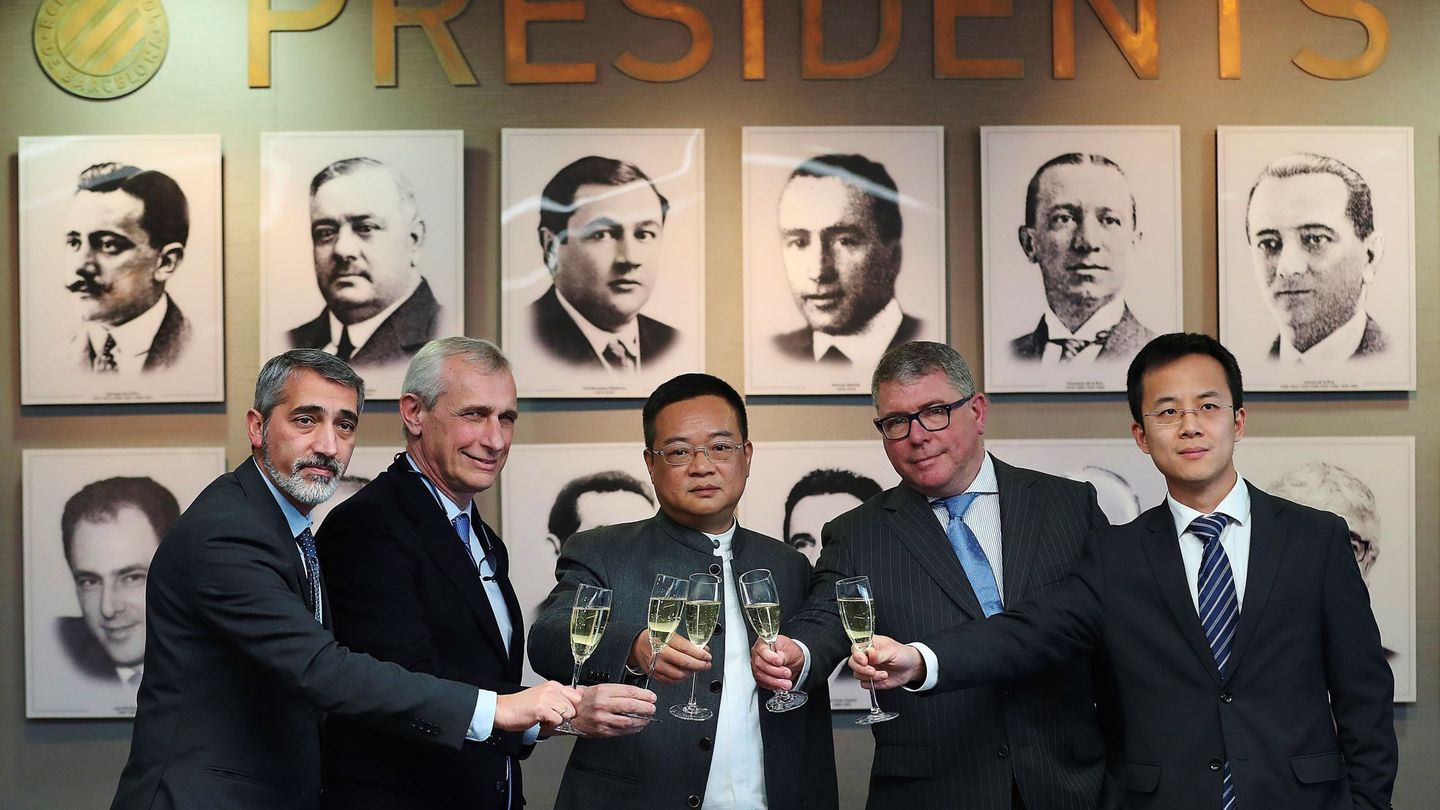 El presidente del RCD Espanyol, Chen Yansheng, en el centro. (EFE)