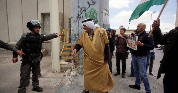 Foto: Manifestantes palestinos discuten con un policía israelí durante una protesta en Belén, el 14 de abril de 2017. (Reuters)