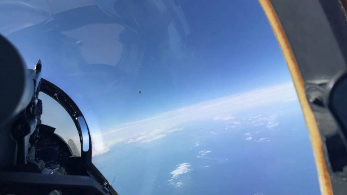 Foto: Un fenómeno aéreo no identificado fotografiado en la distancia por un piloto de la marina de los EEUU