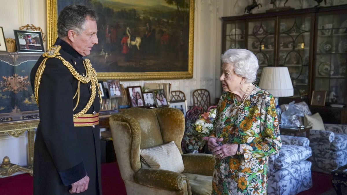 Keep calm and carry on: la sorprendente vuelta de Isabel II al trabajo (y en persona)