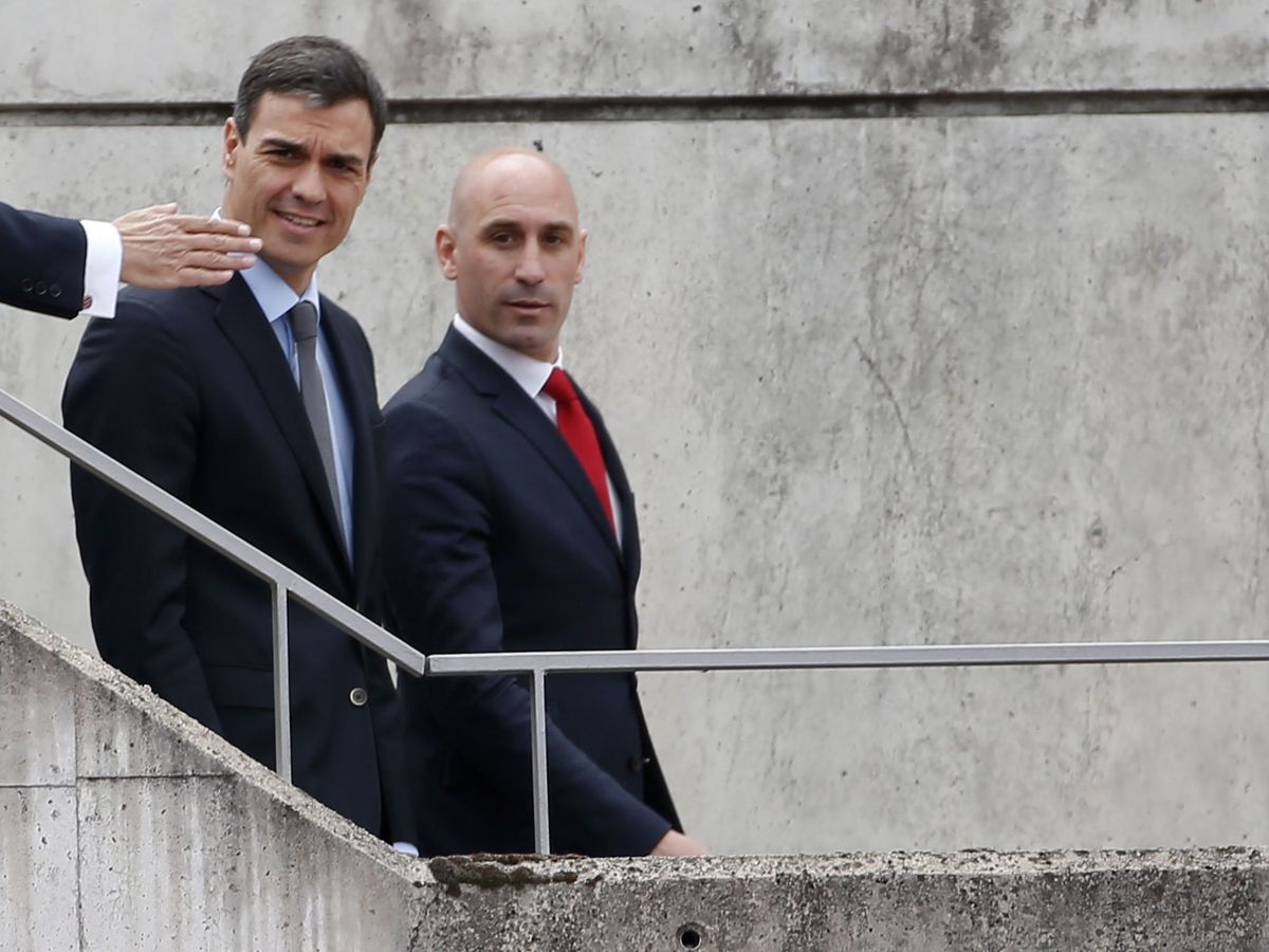 Foto: Rubiales, junto a Pedro Sánchez, en la sede de la RFEF. (EFE/Javier Lizón)