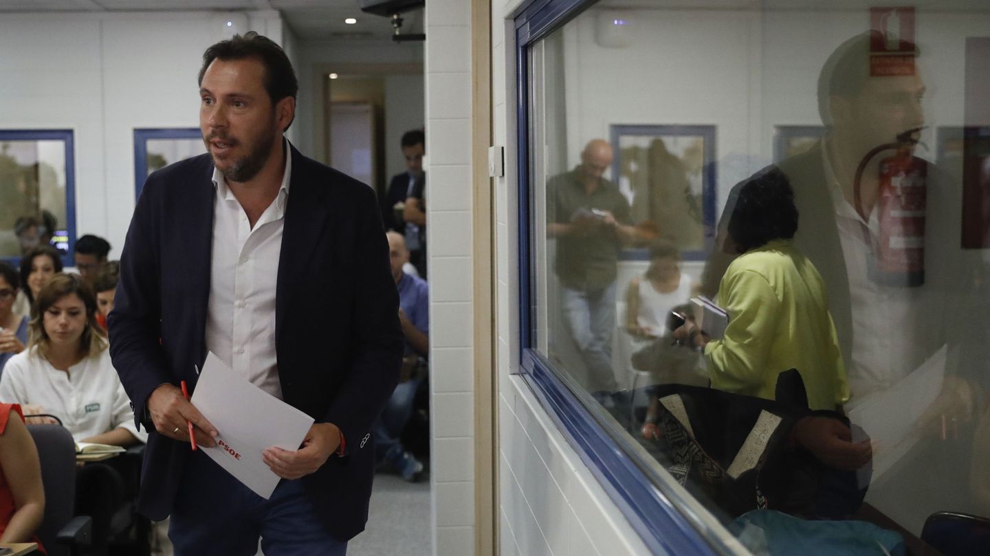 Óscar Puente, nuevo portavoz de la ejecutiva socialista, a su llegada a la sala de prensa de Ferraz, este 19 de junio. (EFE)