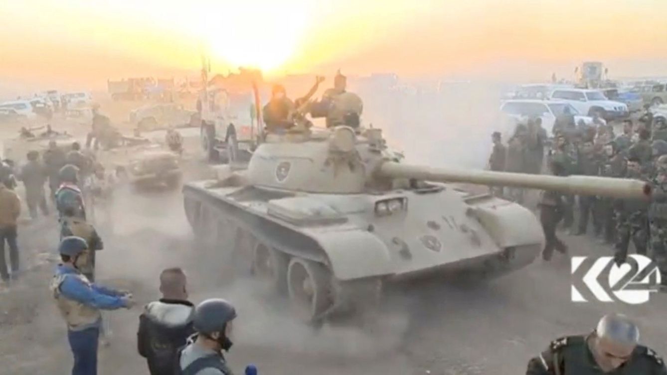 Foto: Un tanque avanza hacia Mosul entre efectivos del Ejército iraquí (Reuters).