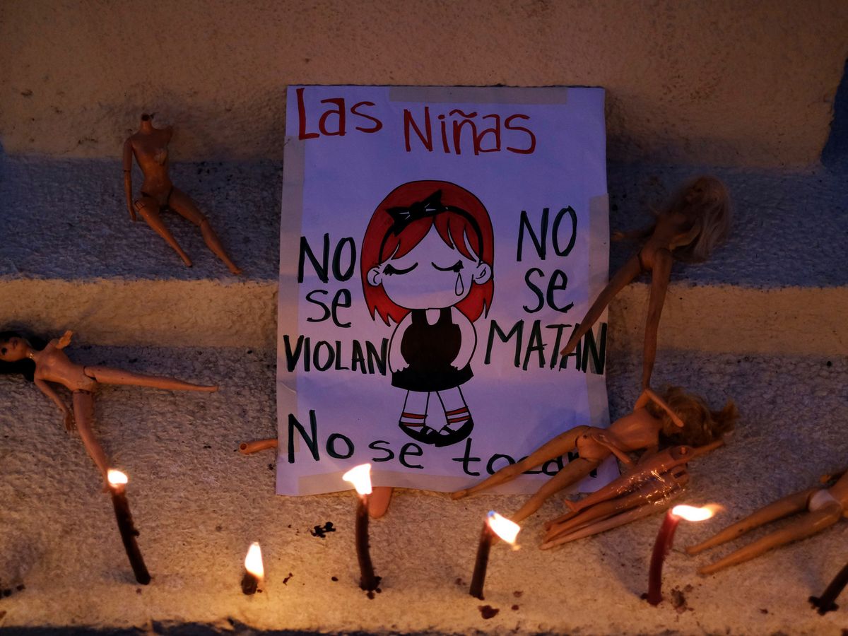 Foto: Muñecas y una pancarta en memoria de Fátima, la niña asesinada en Ciudad del México. (Reuters)