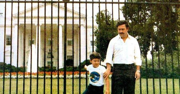 Foto: Pablo Emilio Escobar y su hijo, Juan Pablo Escobar, en los alrededores de la Casa Blanca.