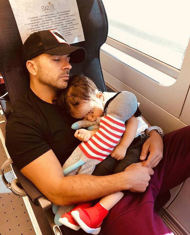 El cantante Luis Fonsi, en su trayecto hacia Málaga con su hijo pequeño Rocco.