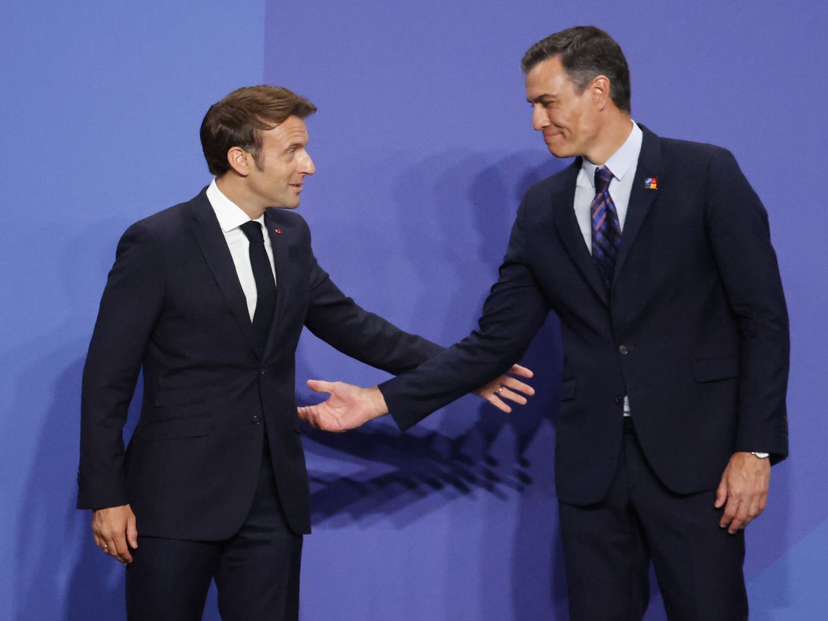 Foto: El presidente del Gobierno, Pedro Sánchez (d), junto al presidente francés, Emmanuel Macron (i). (EFE/Brais Lorenzo) 