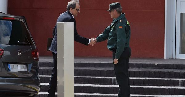 Foto: El presidente de la Generalitat de Cataluña, Quim Torra, saluda a un guardia civil a su llegada a la cárcel madrileña de Estremera. (EFE)