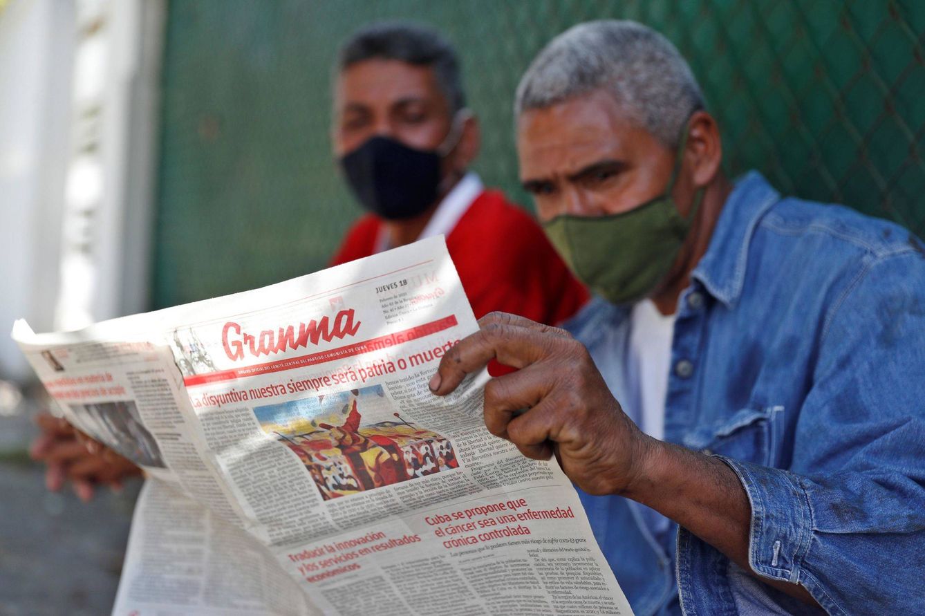 Un hombre lee el diario 'Granma', órgano oficial de comunicación del Partido Comunista de Cuba (Yánder Zamora / EFE)