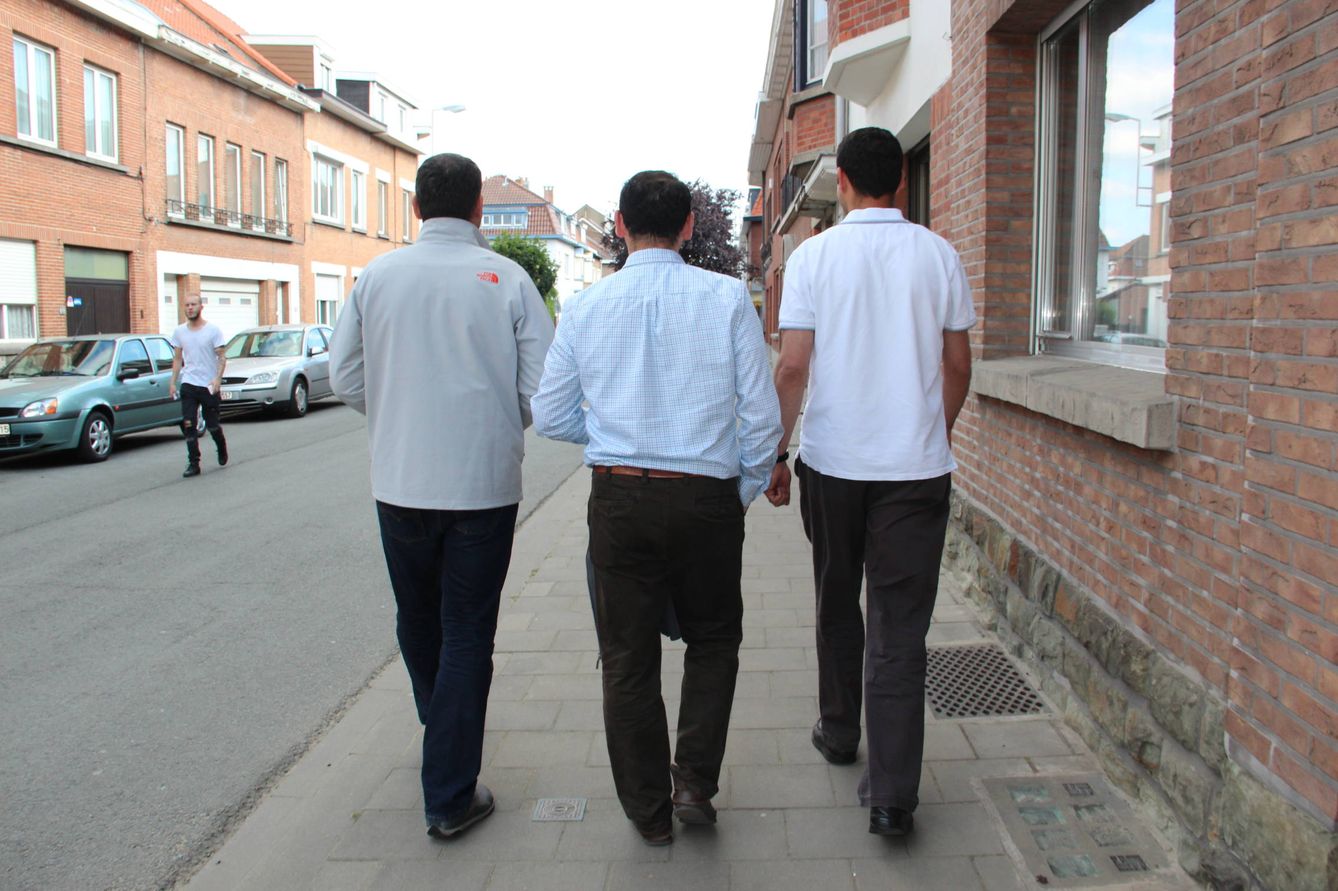Los tres oficiales purgados caminan por Bruselas. (P. C.)