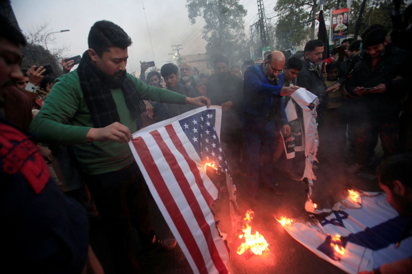 Manifestantes queman banderas de EEUU por el asesinato de Soleimani. (Reuters)