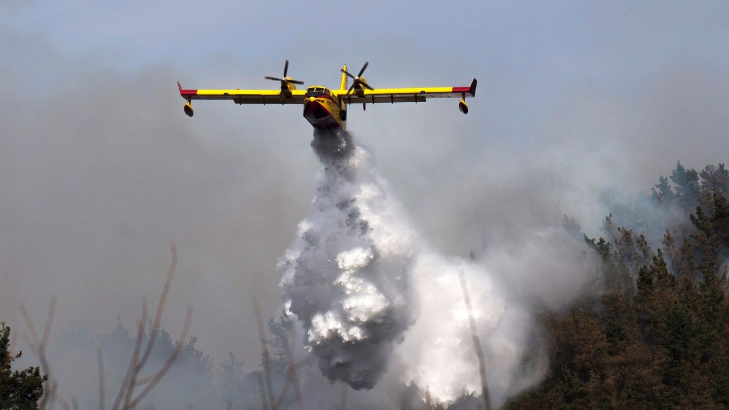 Los medios aéreos intentan apagar los incendios de Cantabria.(EFE)