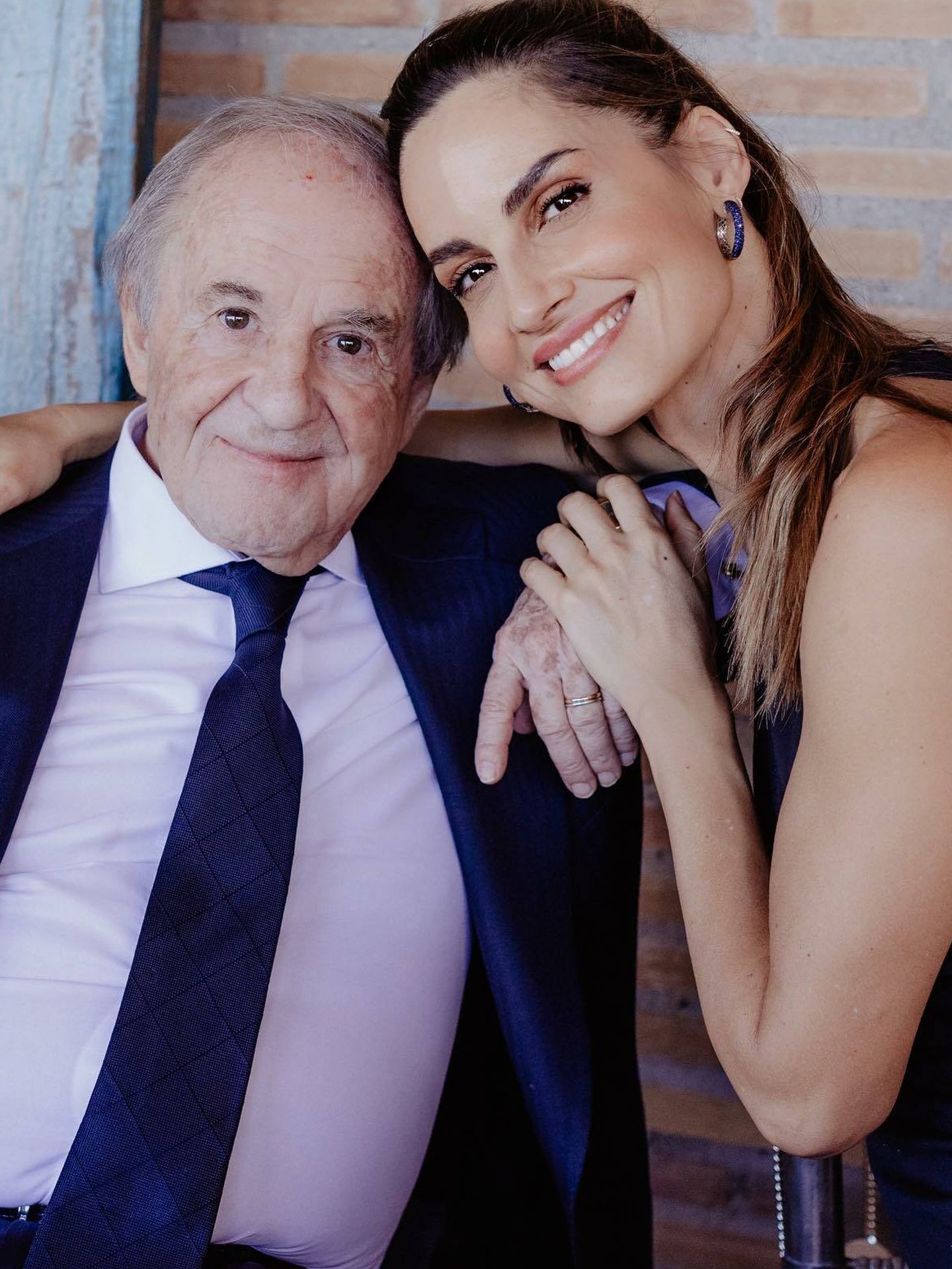 Ariadne muy cariñosa con su suegro, José María García. (Instagram/@ariadneartiles)