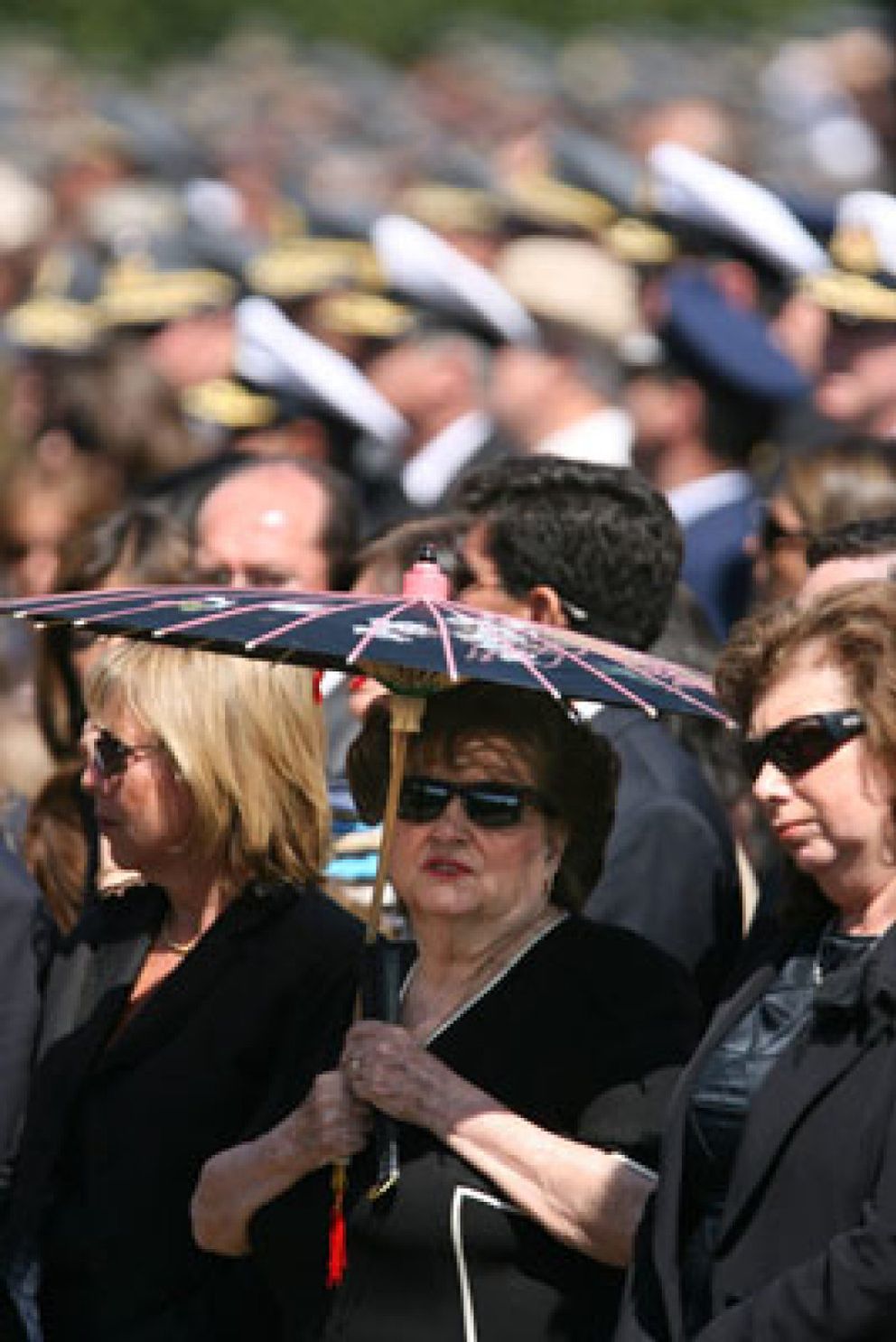 Foto: Despedida oficial de Pinochet mientras en la calle se recuerda a las víctimas